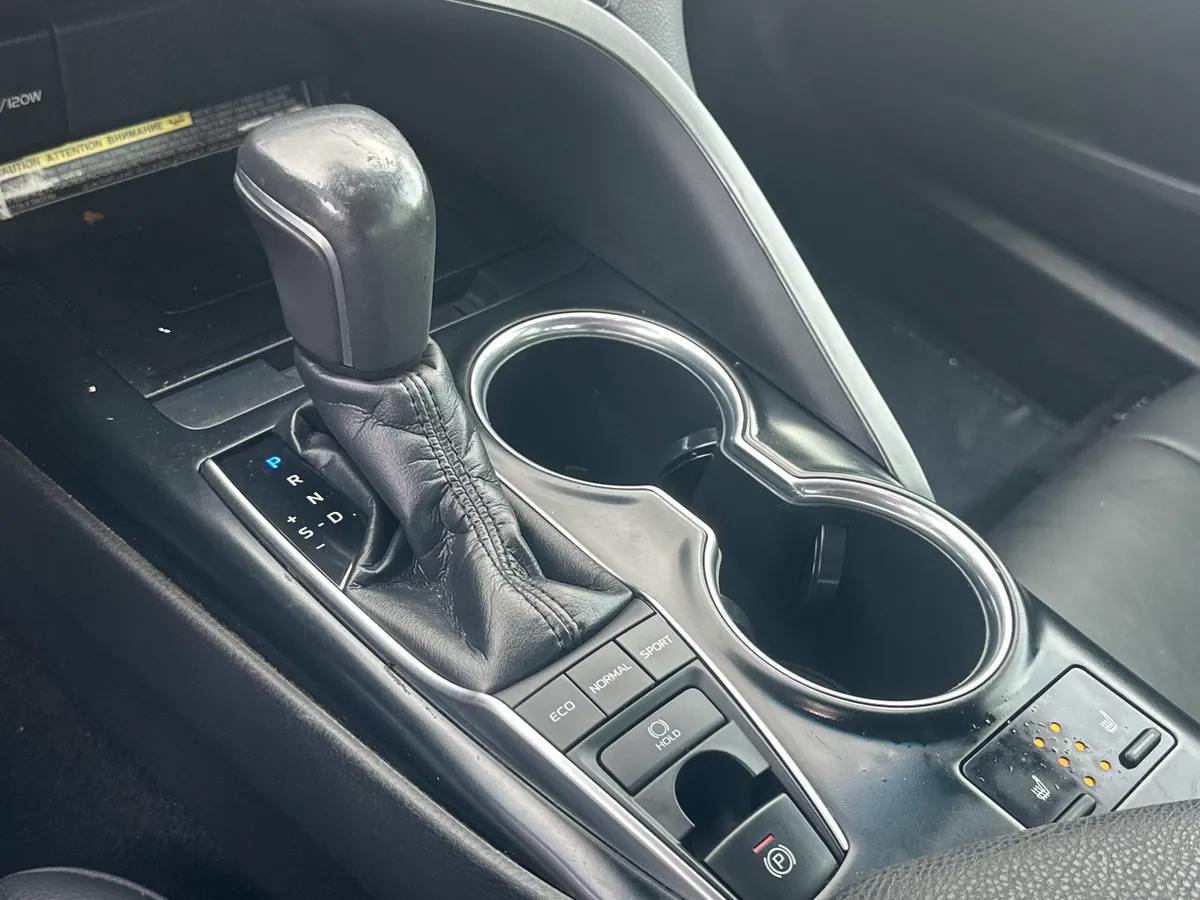 2018 Toyota Camry XSE thumbnail 25