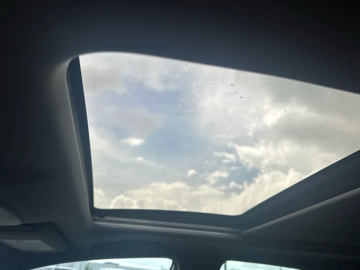 2018 Toyota Camry XSE thumbnail 28