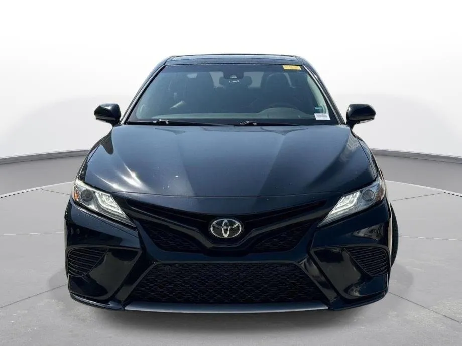 2018 Toyota Camry XSE thumbnail 3