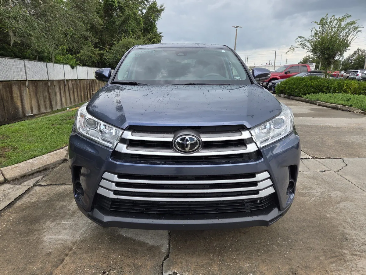 2018 Toyota Highlander LE V6 thumbnail 2