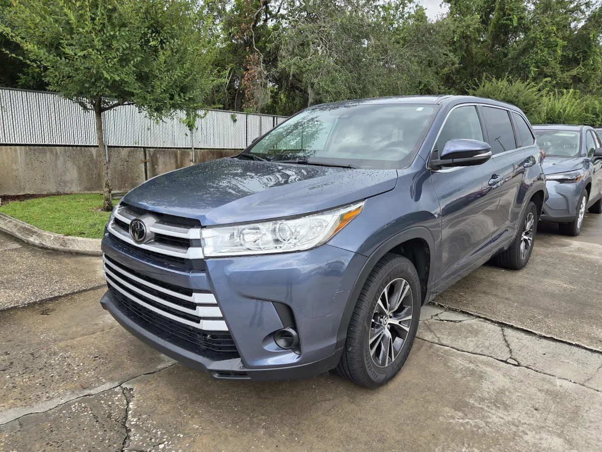 2018 Toyota Highlander LE V6 thumbnail 3