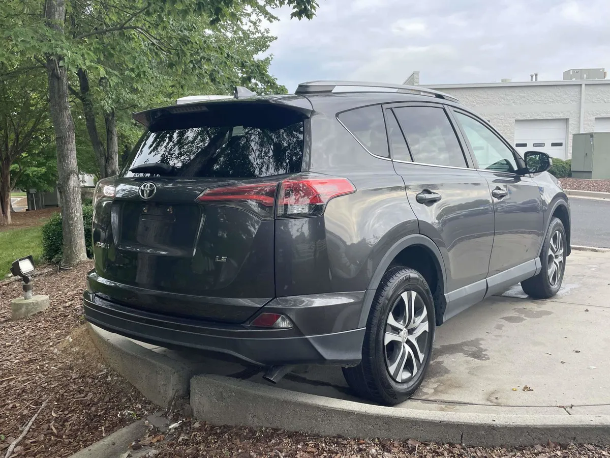 2018 Toyota RAV4 LE thumbnail 10