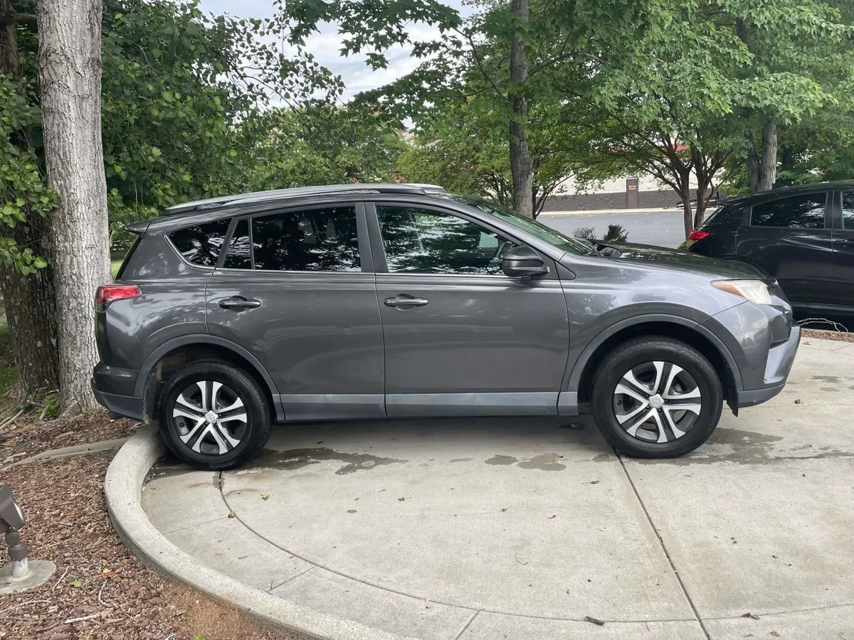 2018 Toyota RAV4 LE thumbnail 11