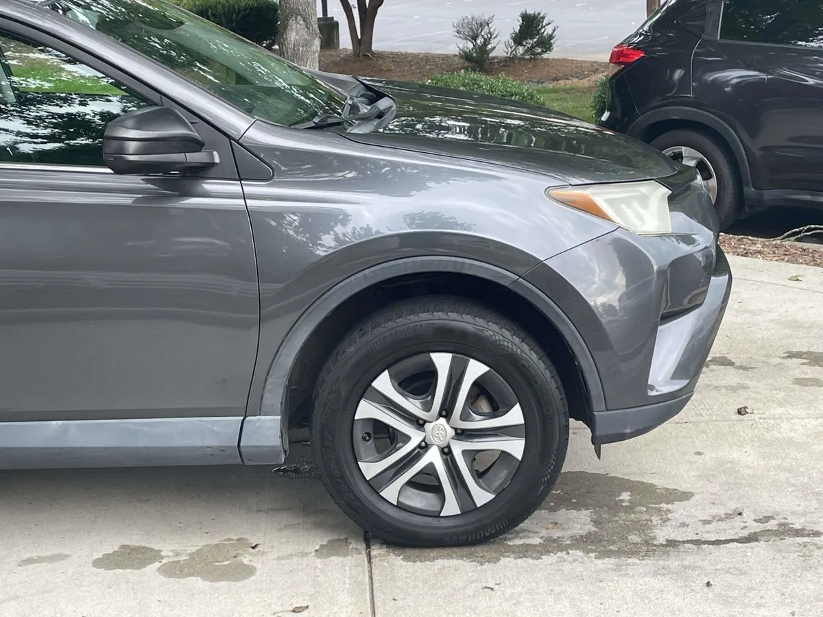 2018 Toyota RAV4 LE thumbnail 12