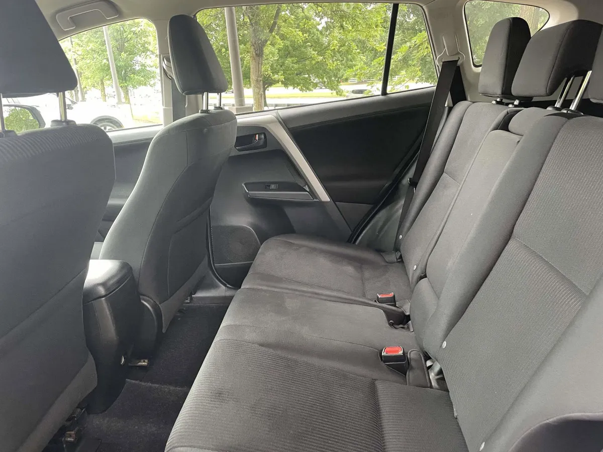 2018 Toyota RAV4 LE thumbnail 13