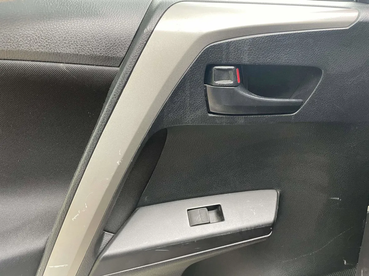 2018 Toyota RAV4 LE thumbnail 14