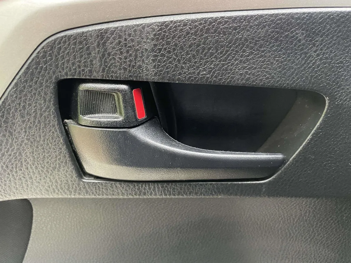 2018 Toyota RAV4 LE thumbnail 16