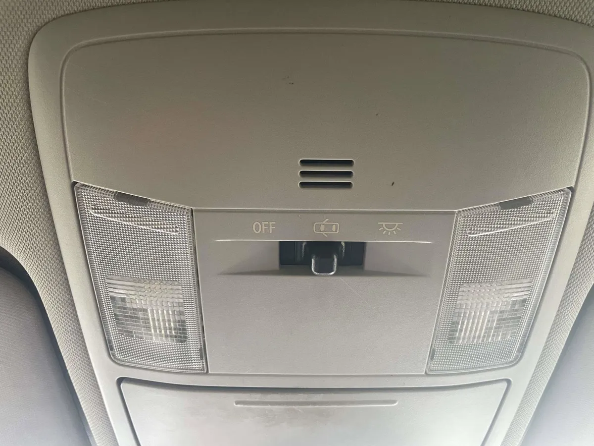 2018 Toyota RAV4 LE thumbnail 17