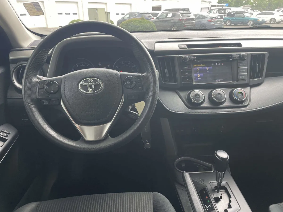 2018 Toyota RAV4 LE thumbnail 18