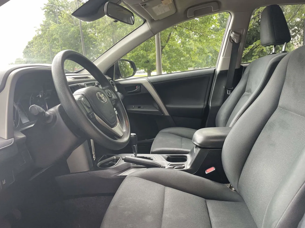 2018 Toyota RAV4 LE thumbnail 19