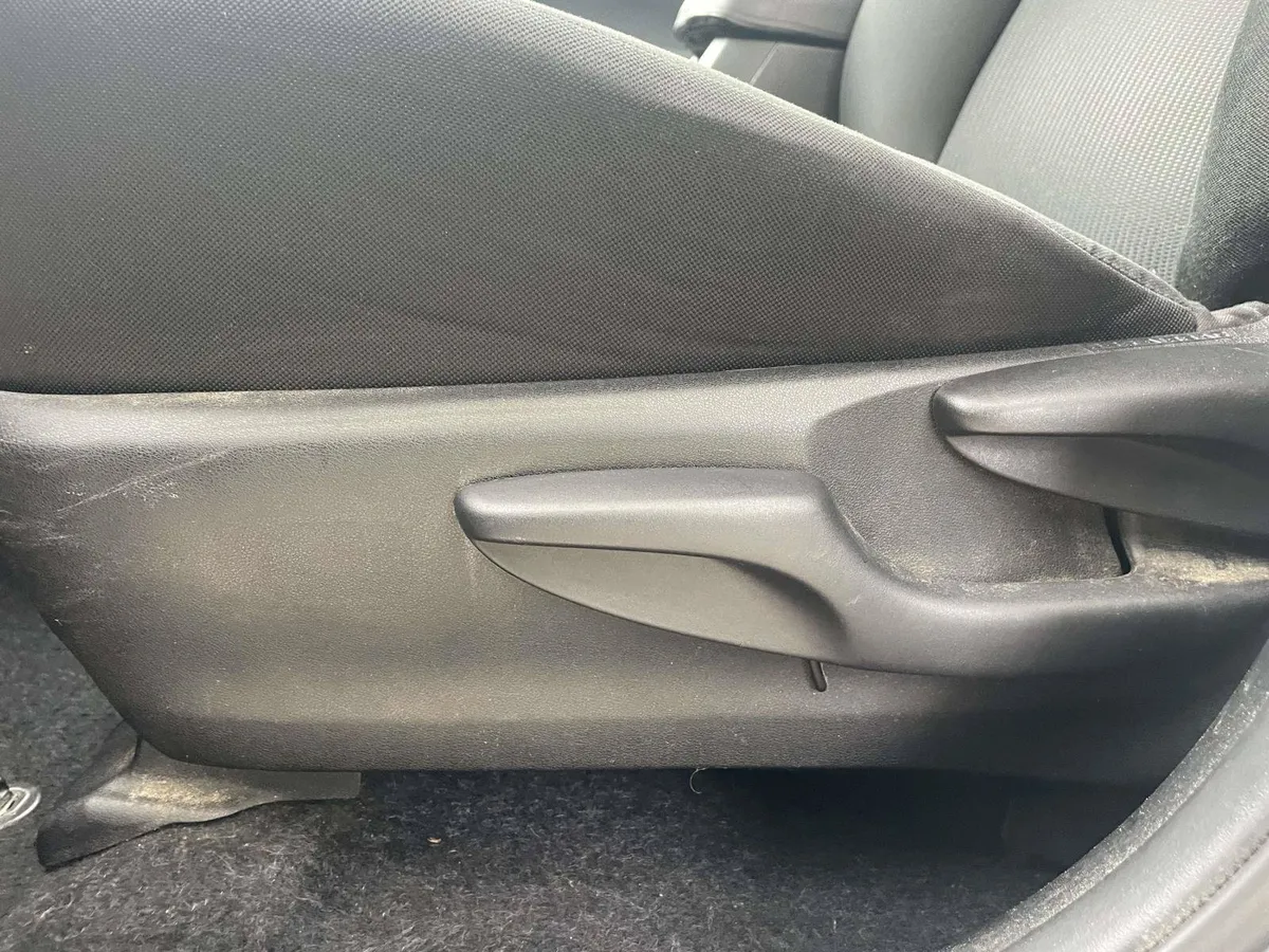 2018 Toyota RAV4 LE thumbnail 20