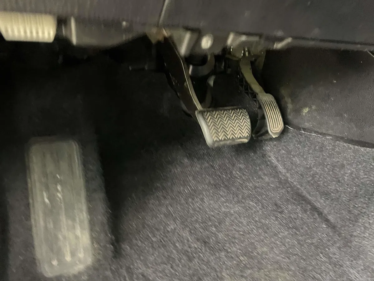 2018 Toyota RAV4 LE thumbnail 21