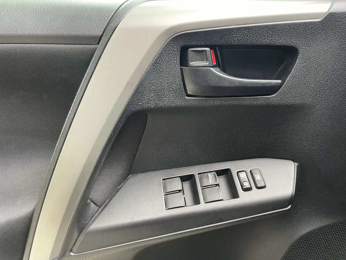 2018 Toyota RAV4 LE thumbnail 22