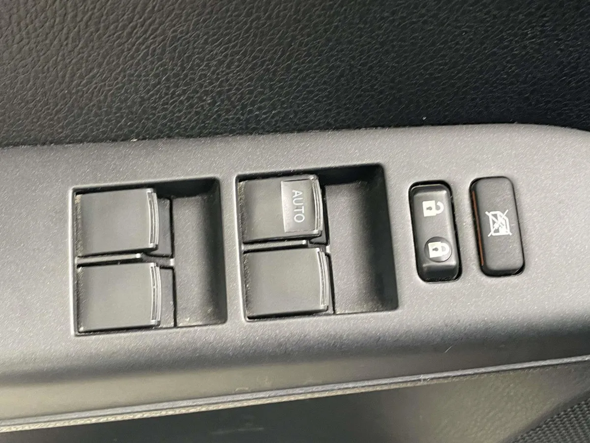 2018 Toyota RAV4 LE thumbnail 23