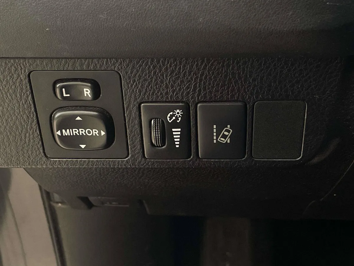 2018 Toyota RAV4 LE thumbnail 24