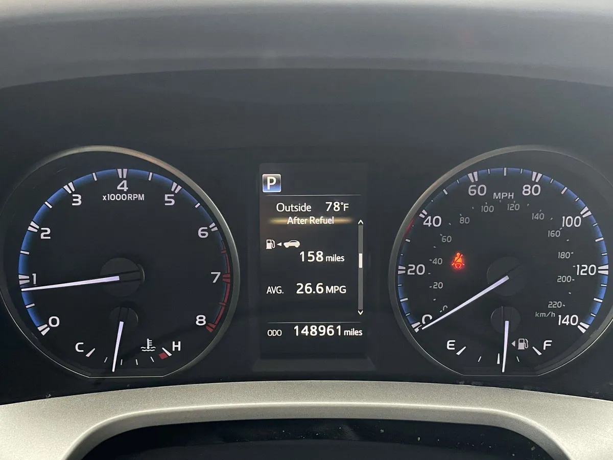 2018 Toyota RAV4 LE thumbnail 25