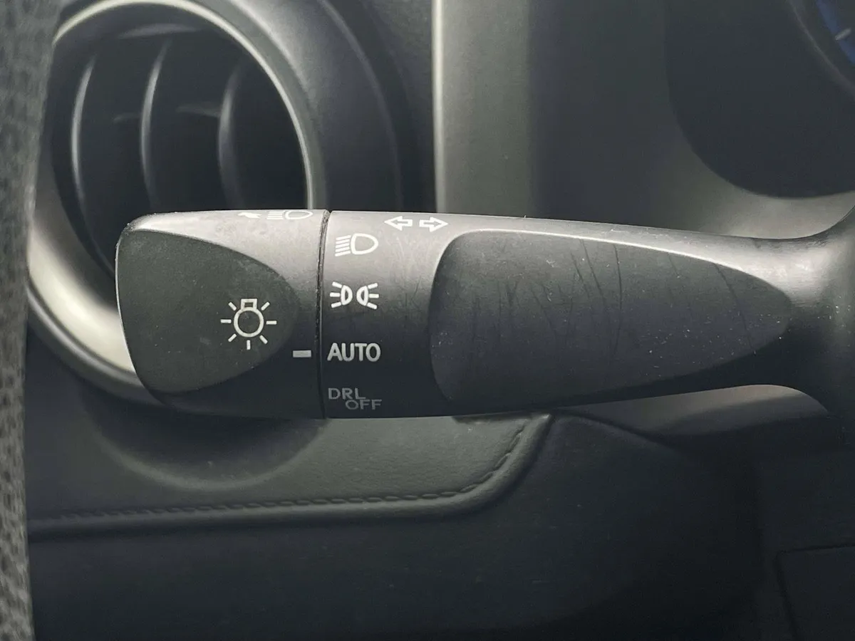 2018 Toyota RAV4 LE thumbnail 27
