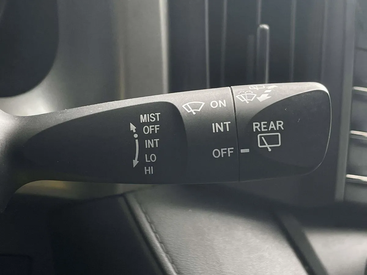 2018 Toyota RAV4 LE thumbnail 28