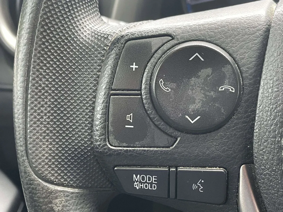 2018 Toyota RAV4 LE thumbnail 29