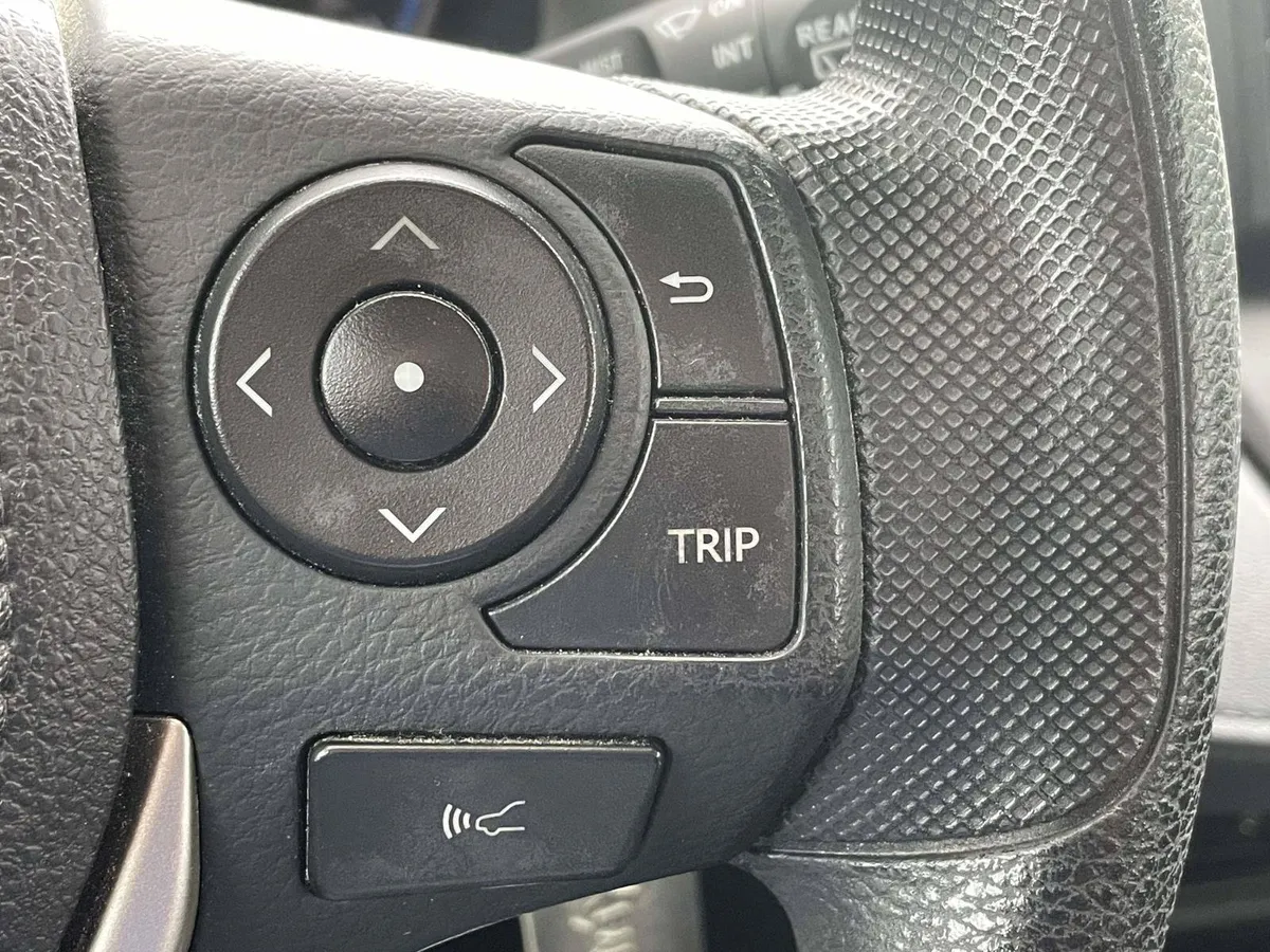 2018 Toyota RAV4 LE thumbnail 30