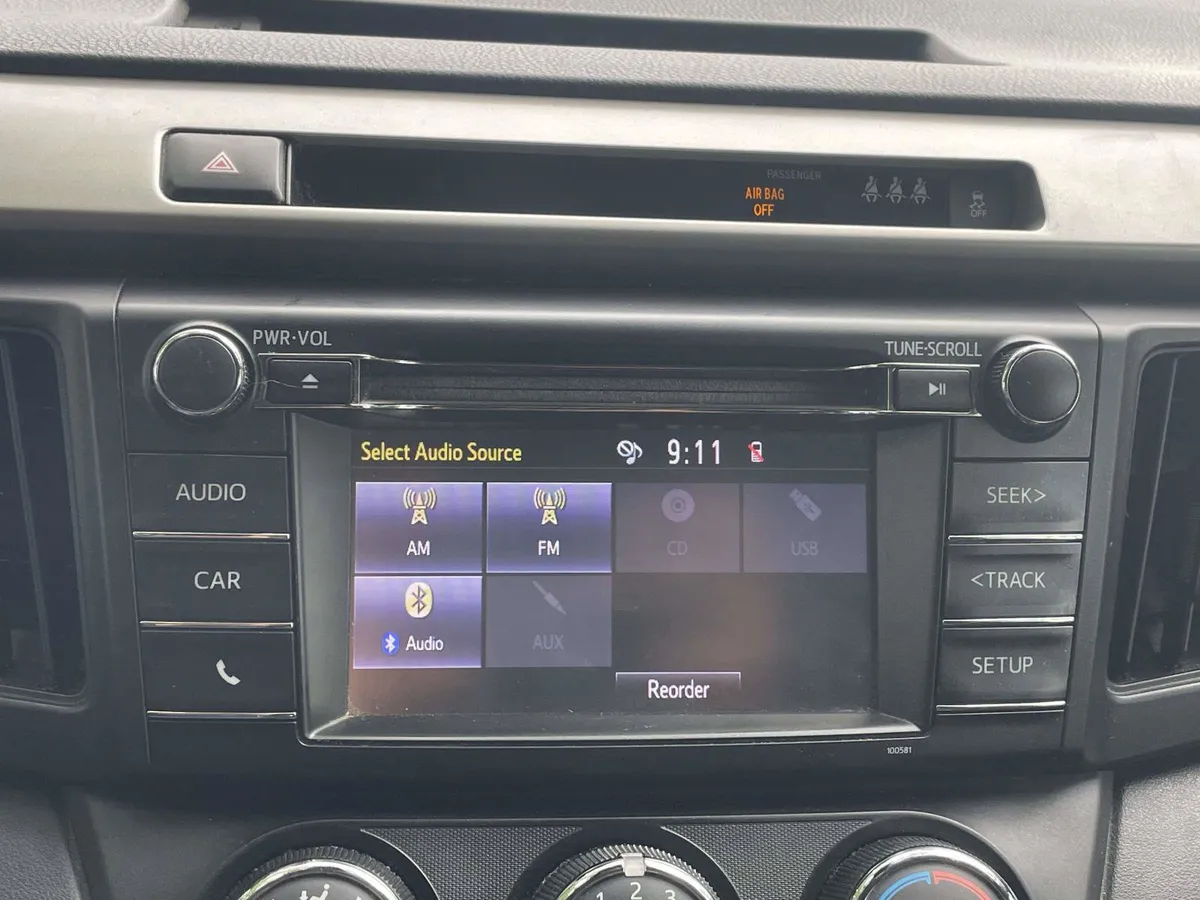 2018 Toyota RAV4 LE thumbnail 31