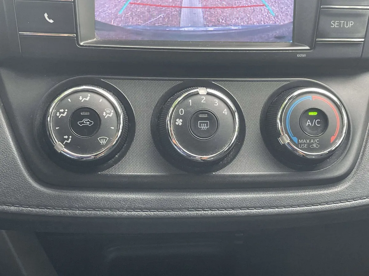 2018 Toyota RAV4 LE thumbnail 33