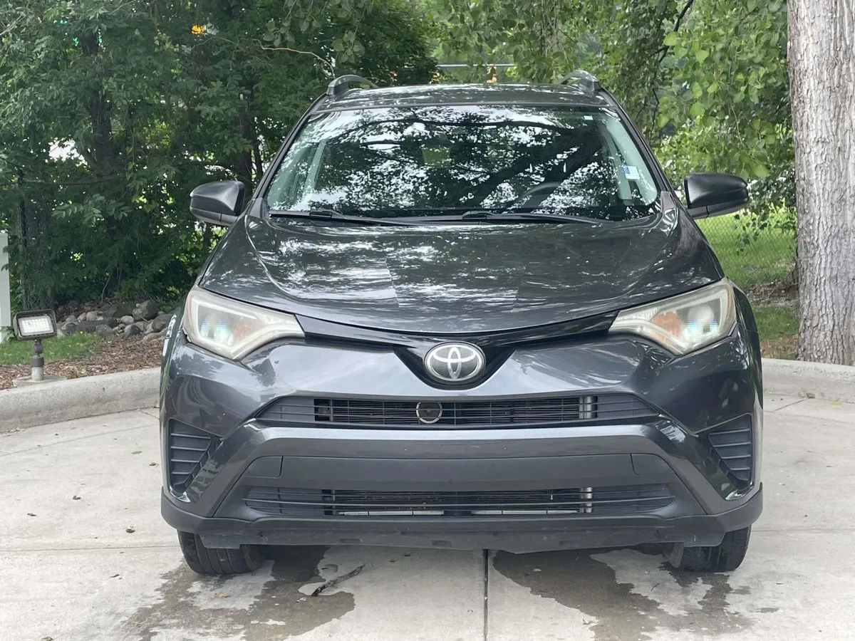2018 Toyota RAV4 LE thumbnail 4