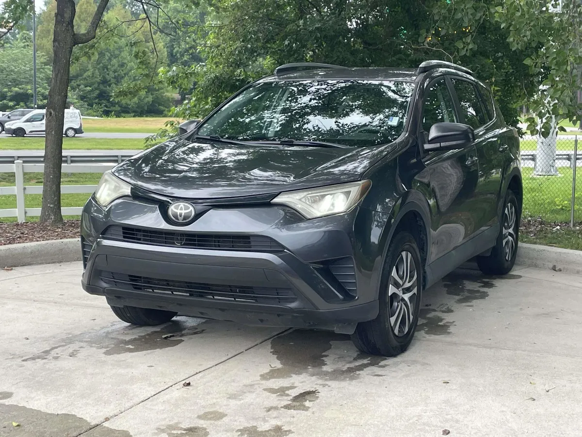 2018 Toyota RAV4 LE thumbnail 5