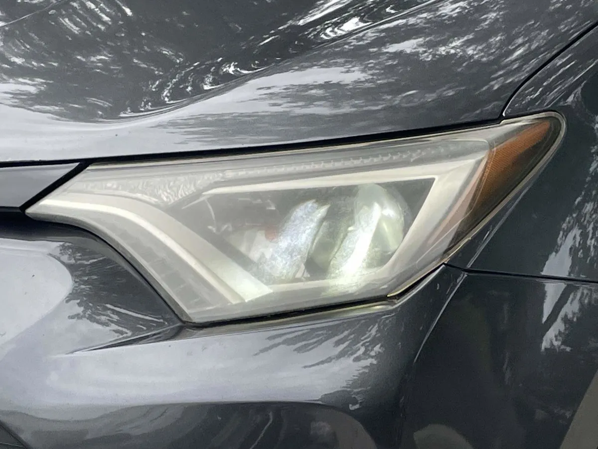 2018 Toyota RAV4 LE thumbnail 6