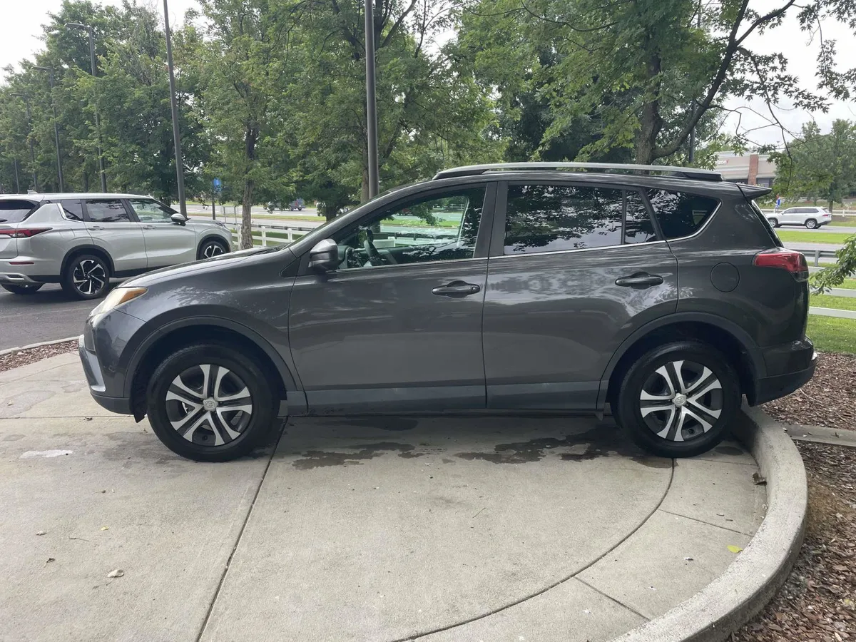 2018 Toyota RAV4 LE thumbnail 7