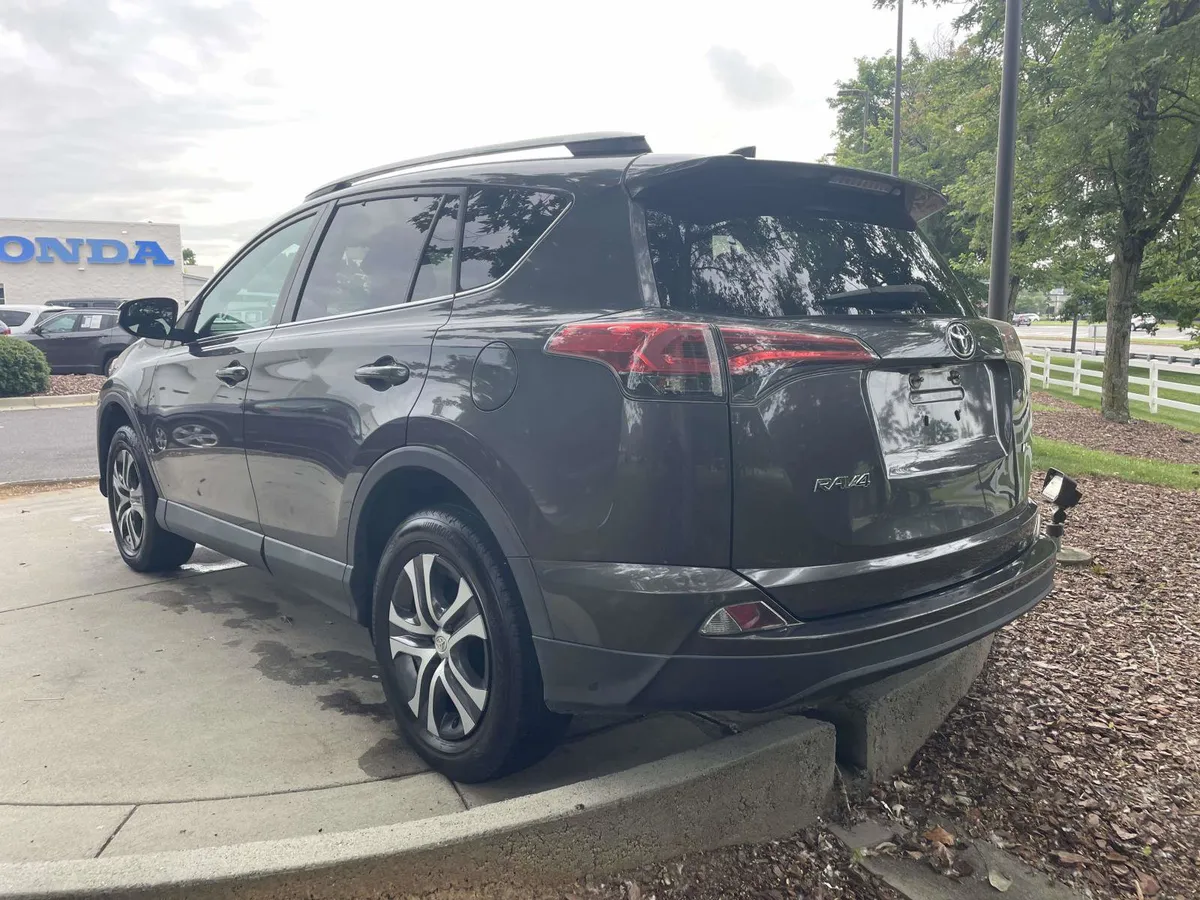 2018 Toyota RAV4 LE thumbnail 8
