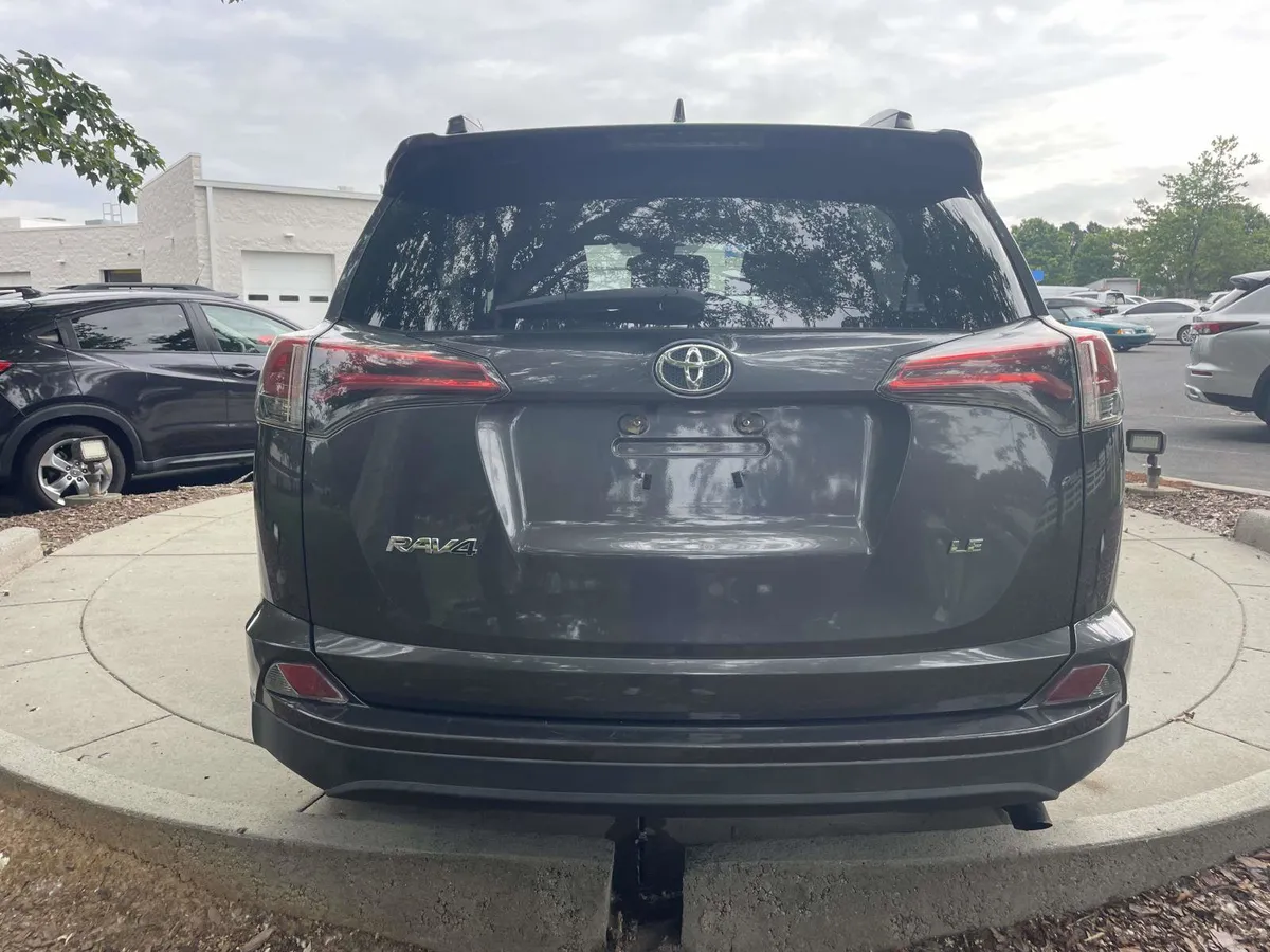 2018 Toyota RAV4 LE thumbnail 9
