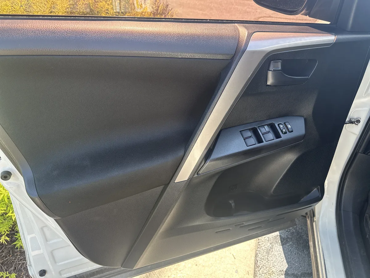 2018 Toyota RAV4 LE thumbnail 11