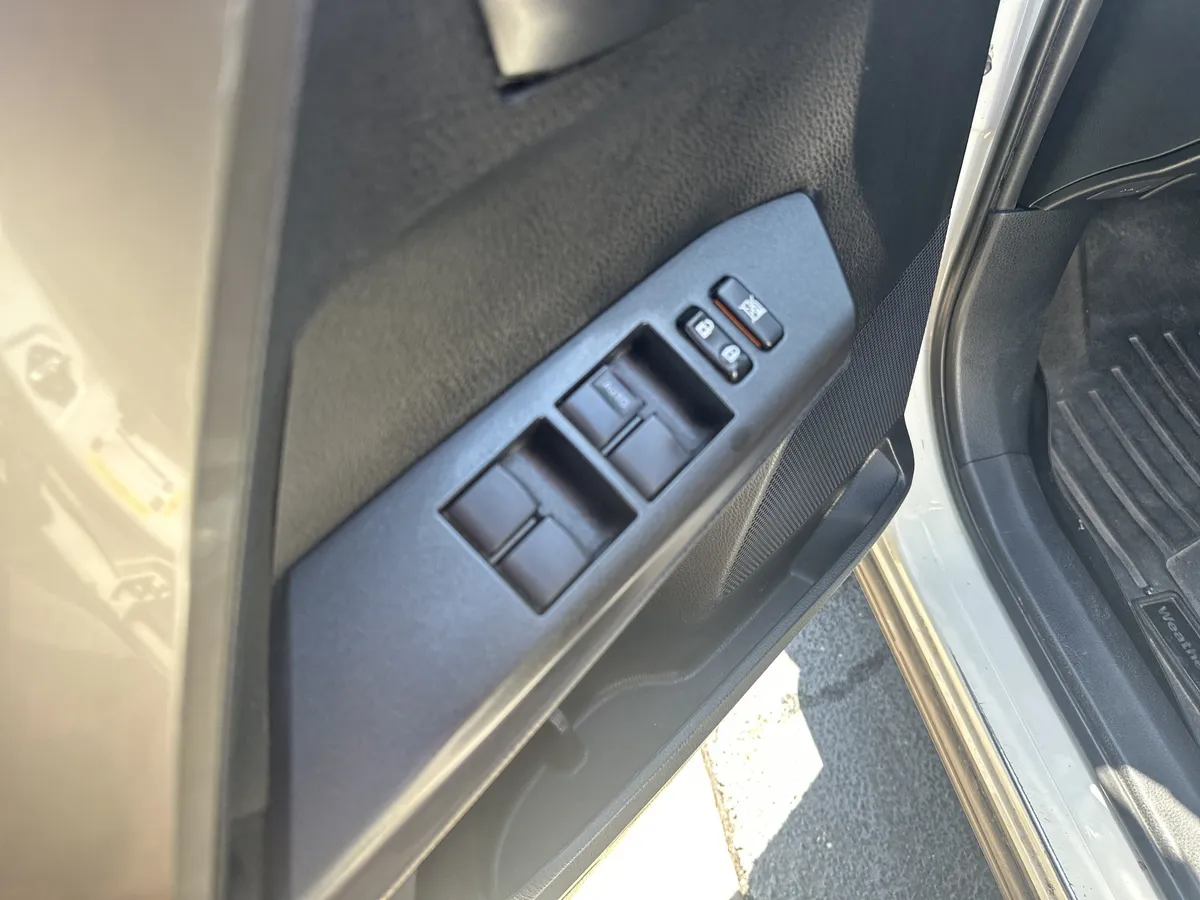2018 Toyota RAV4 LE thumbnail 12