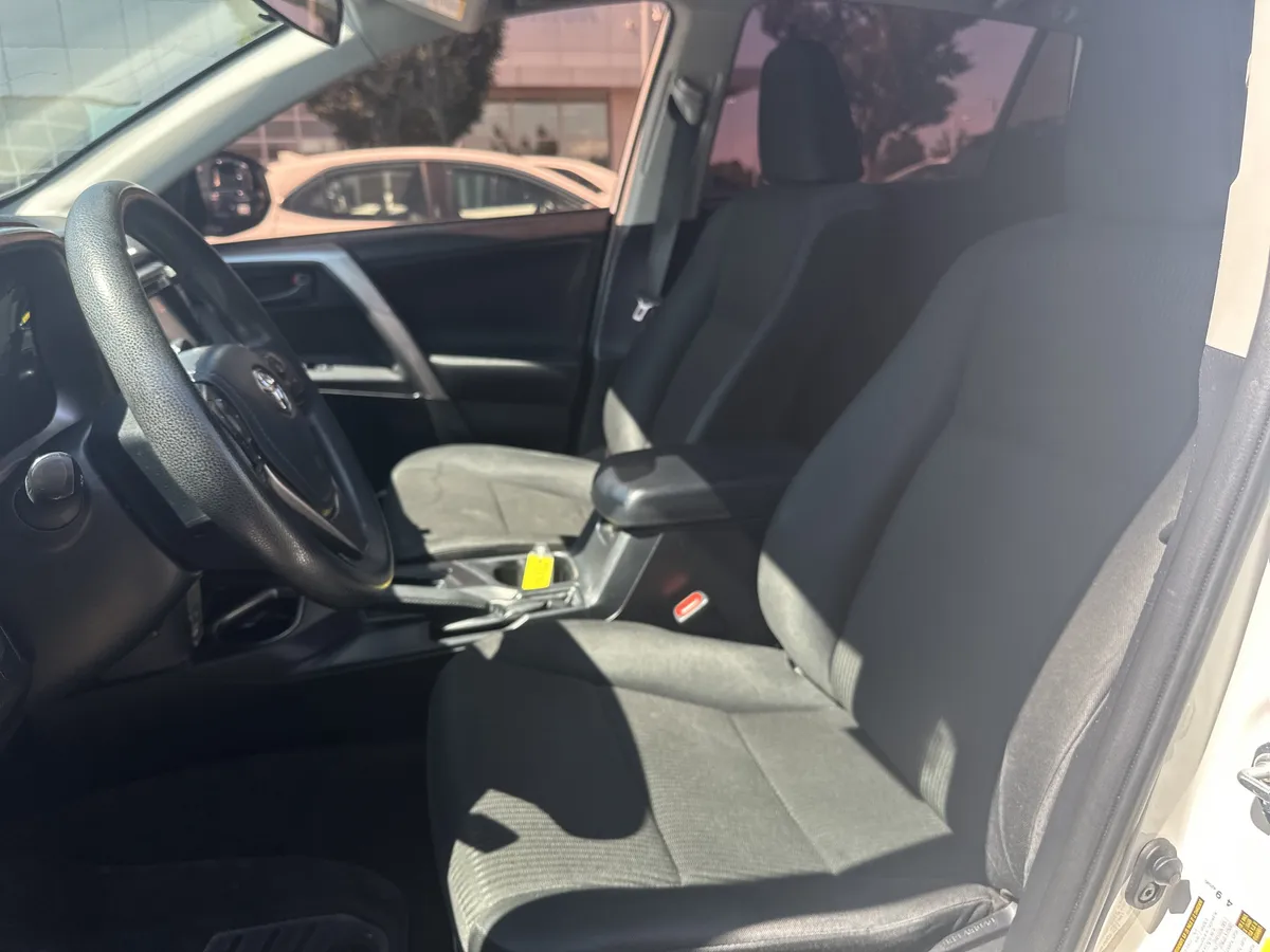 2018 Toyota RAV4 LE thumbnail 13