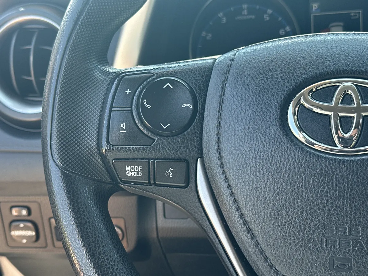 2018 Toyota RAV4 LE thumbnail 15