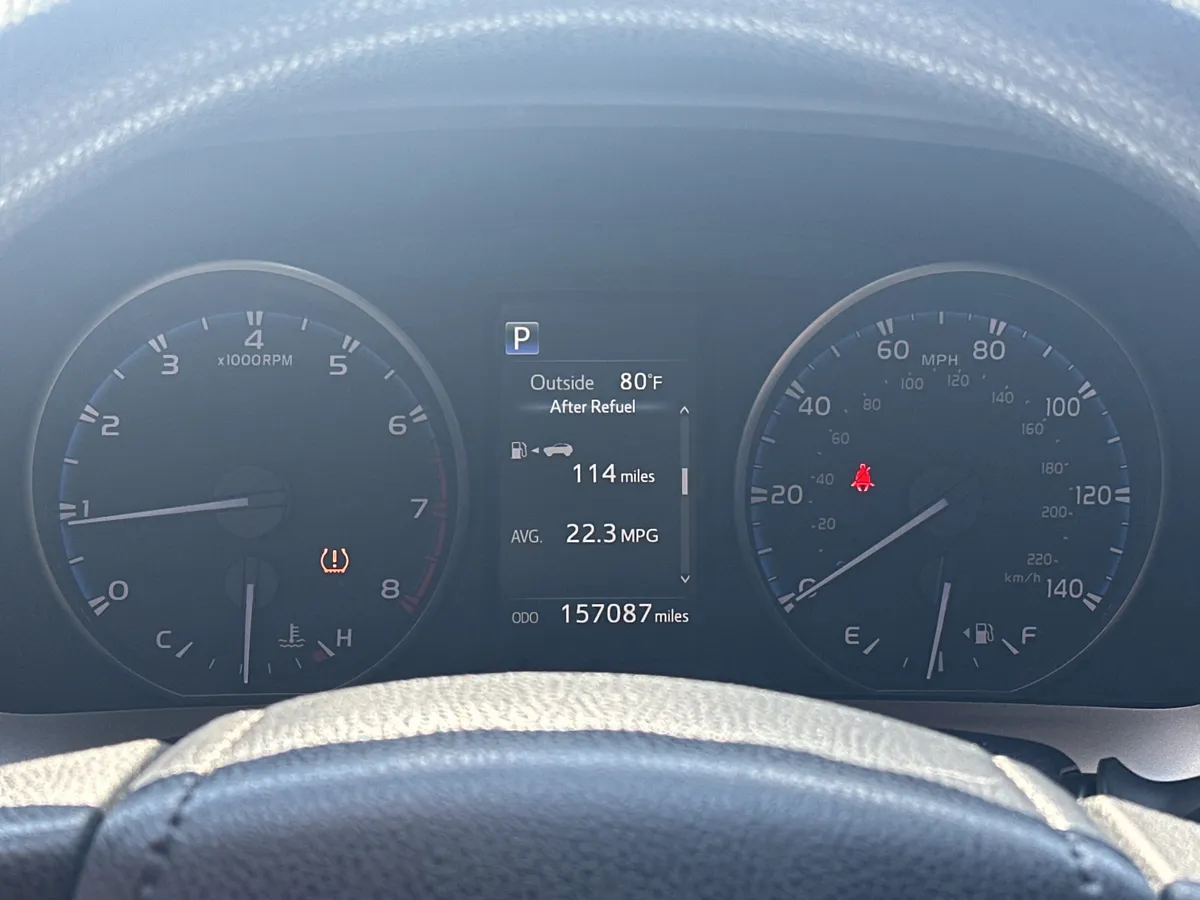 2018 Toyota RAV4 LE thumbnail 4