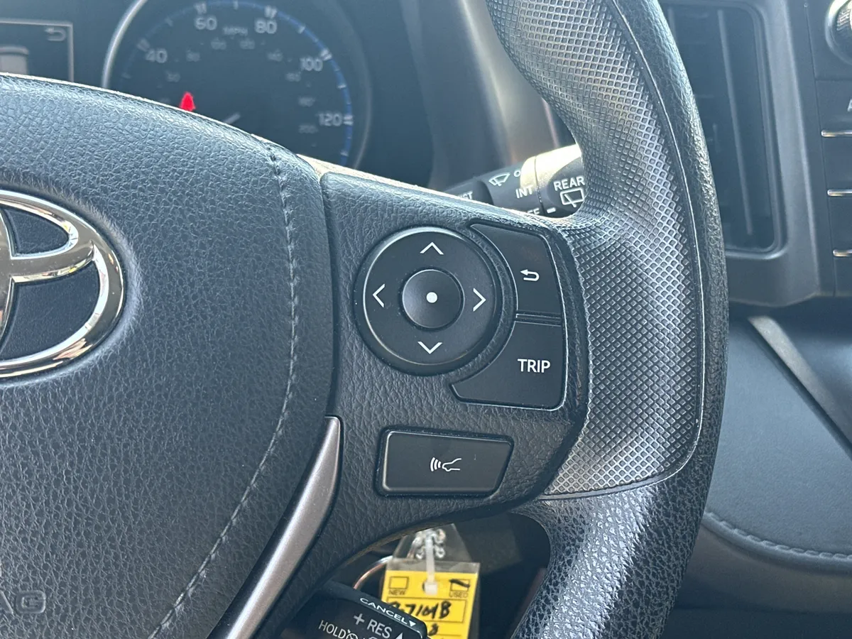 2018 Toyota RAV4 LE thumbnail 5