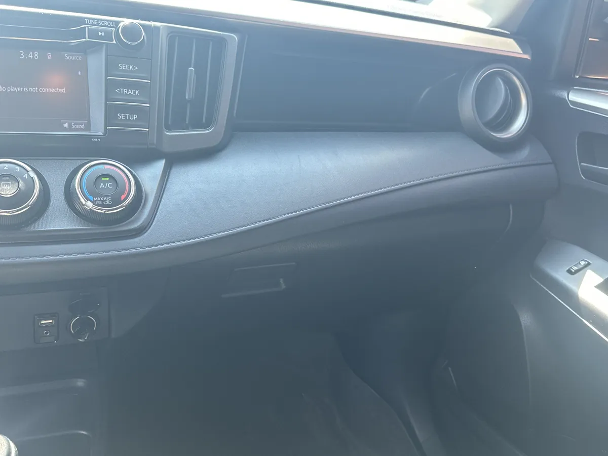 2018 Toyota RAV4 LE thumbnail 6
