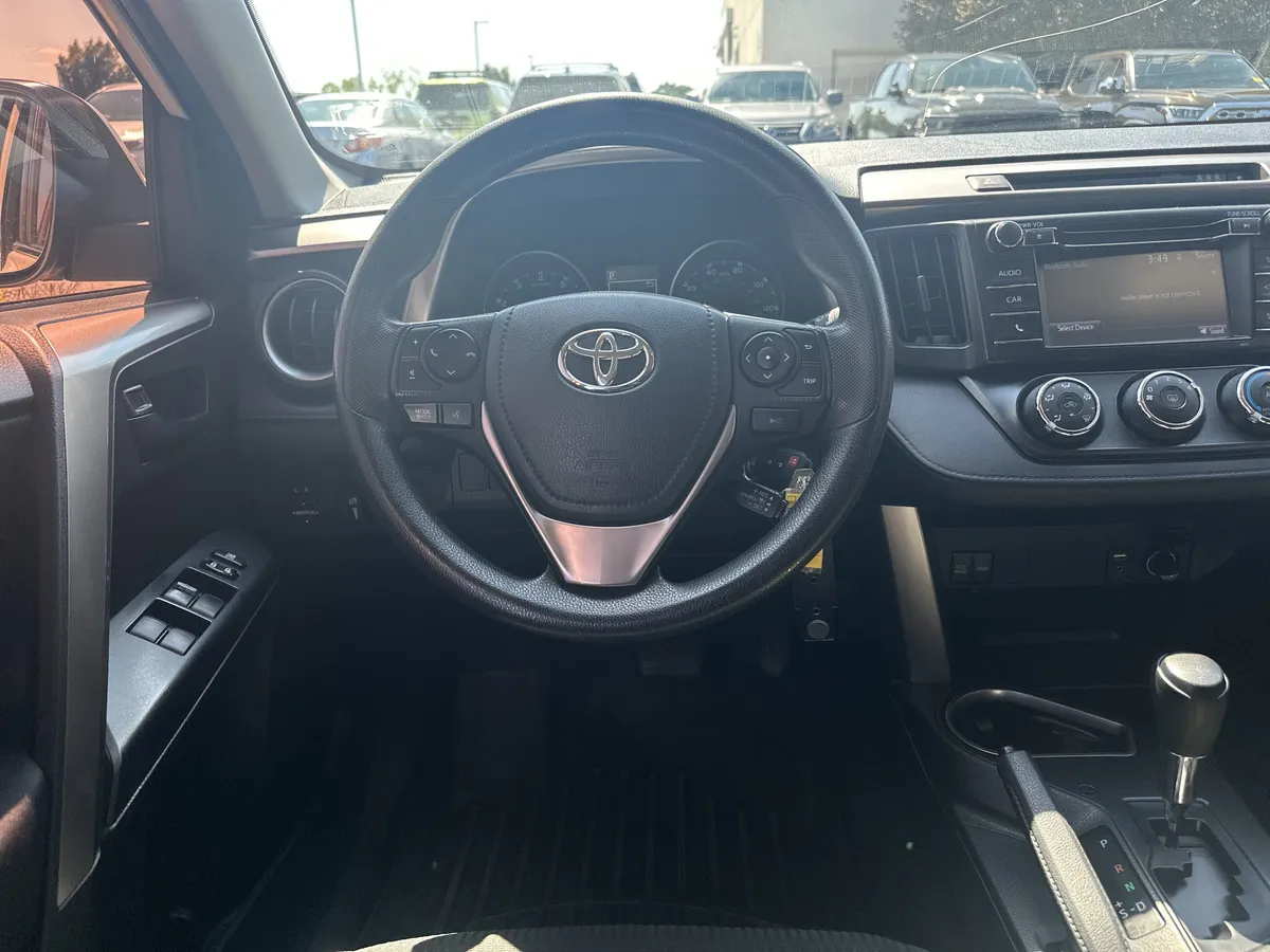 2018 Toyota RAV4 LE thumbnail 7