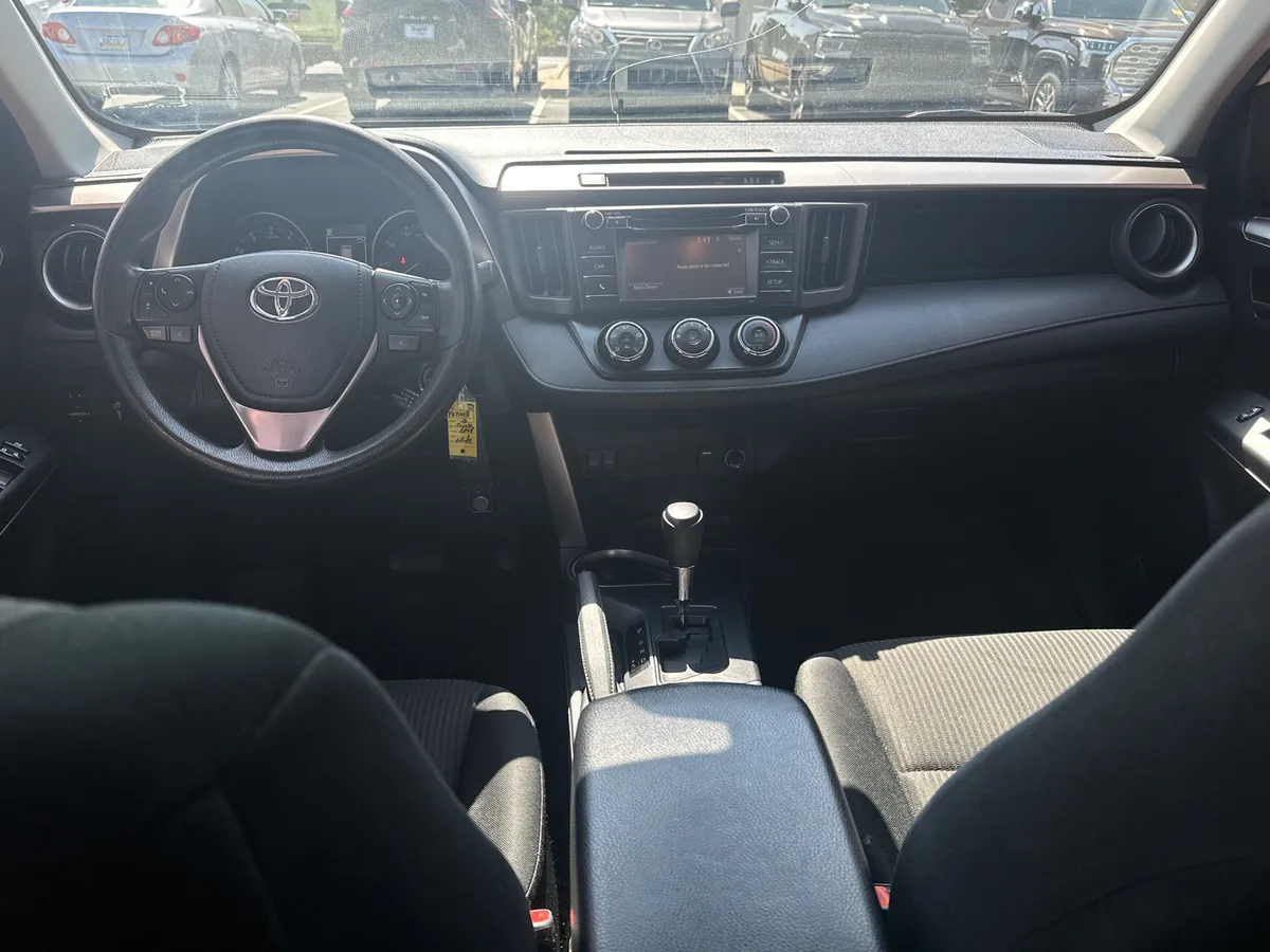 2018 Toyota RAV4 LE thumbnail 8