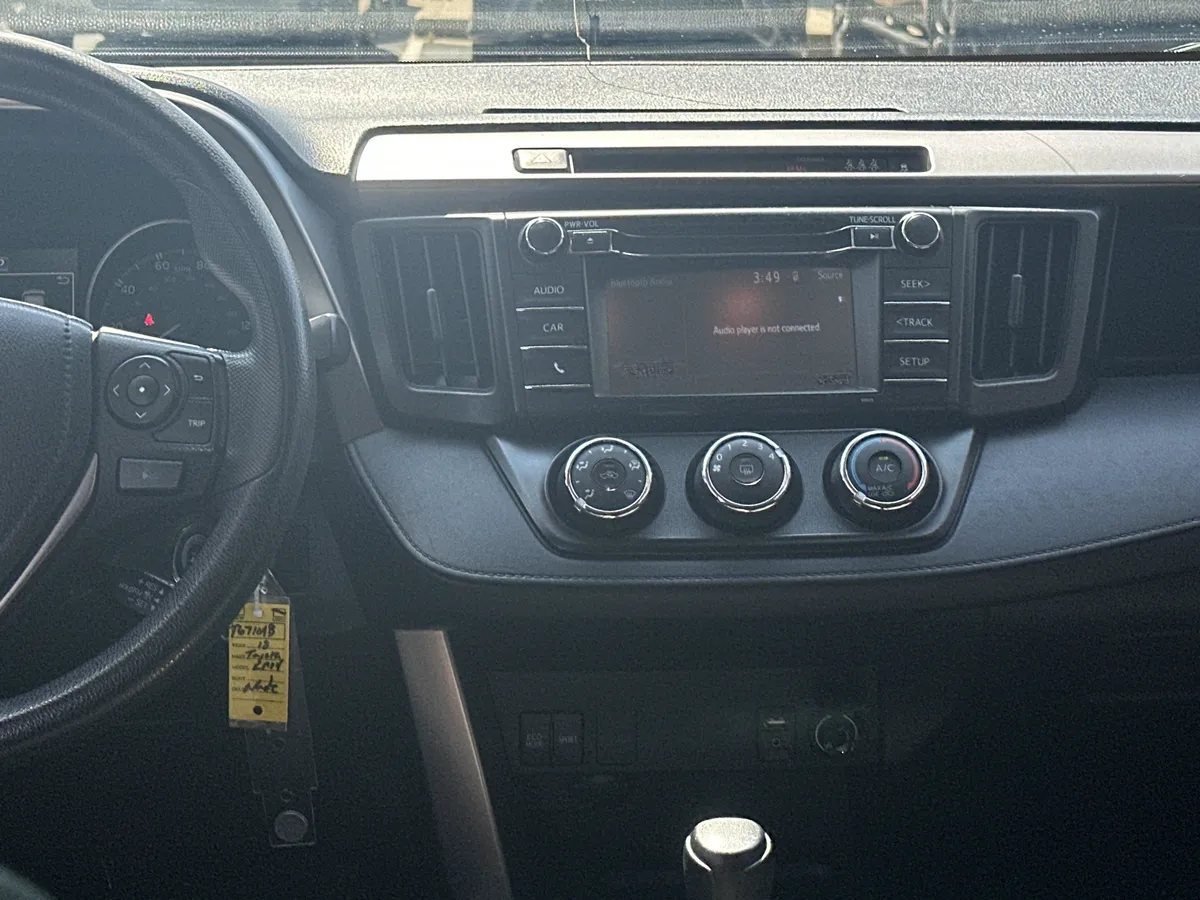 2018 Toyota RAV4 LE thumbnail 9