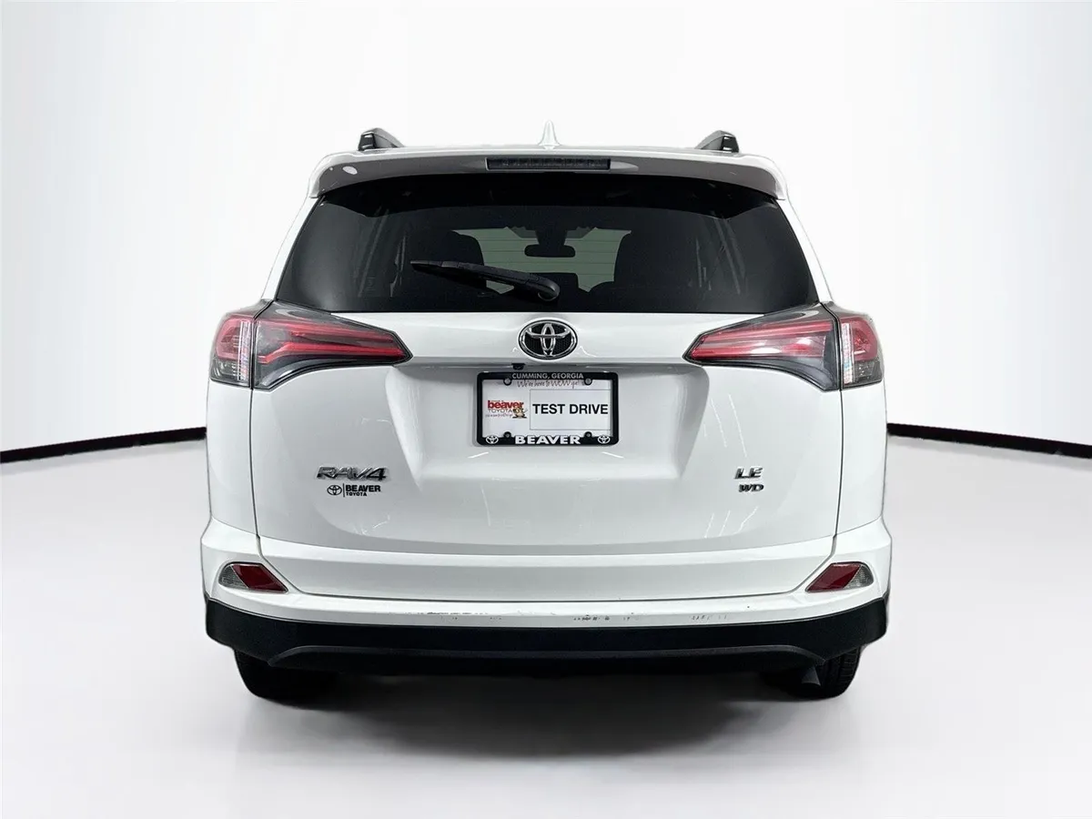 2018 Toyota RAV4 LE thumbnail 10