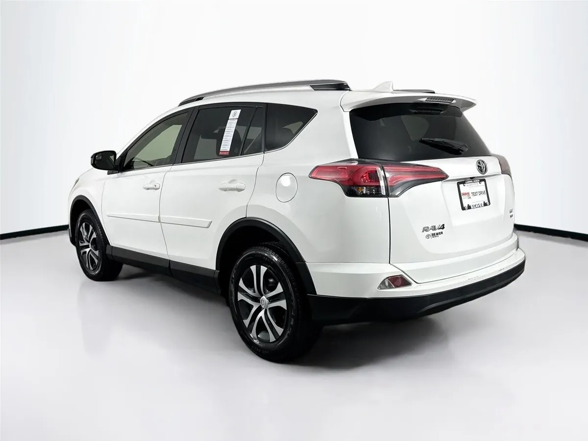 2018 Toyota RAV4 LE thumbnail 11