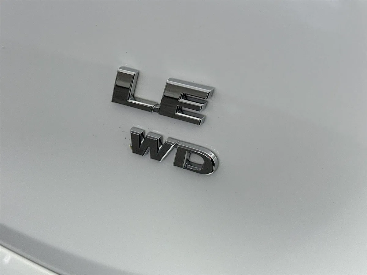 2018 Toyota RAV4 LE thumbnail 13