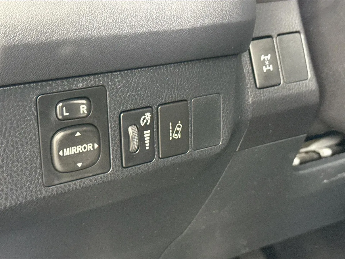 2018 Toyota RAV4 LE thumbnail 14