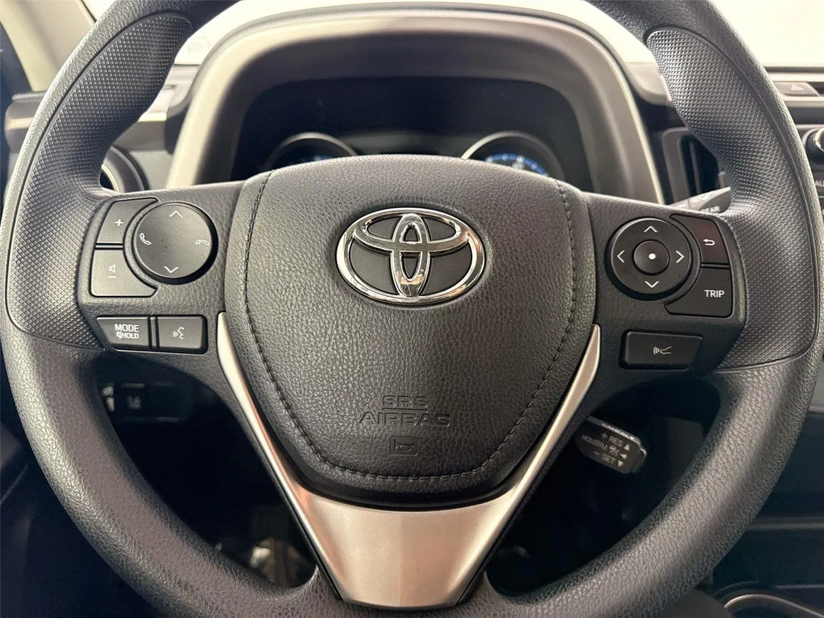 2018 Toyota RAV4 LE thumbnail 15
