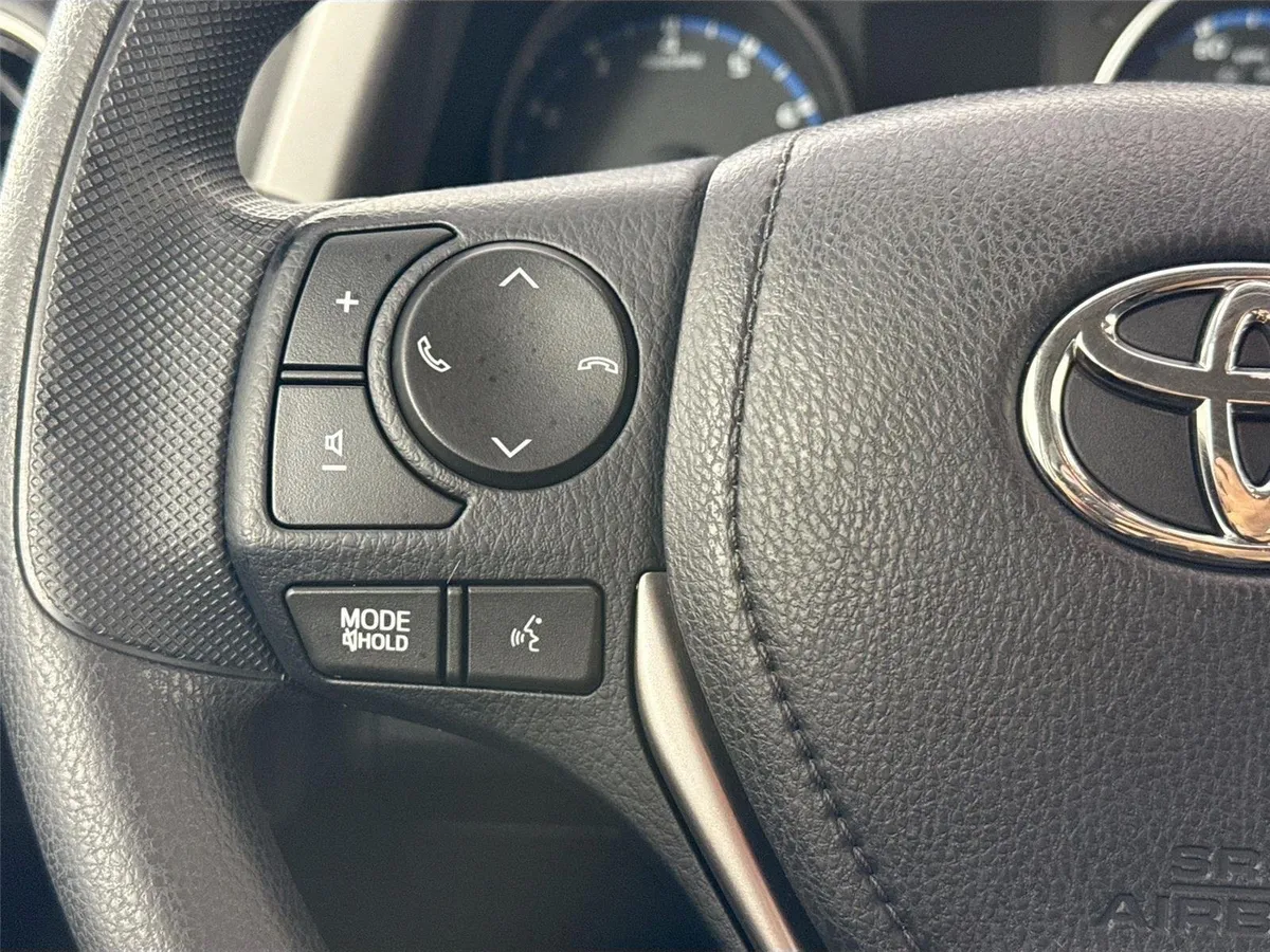 2018 Toyota RAV4 LE thumbnail 16