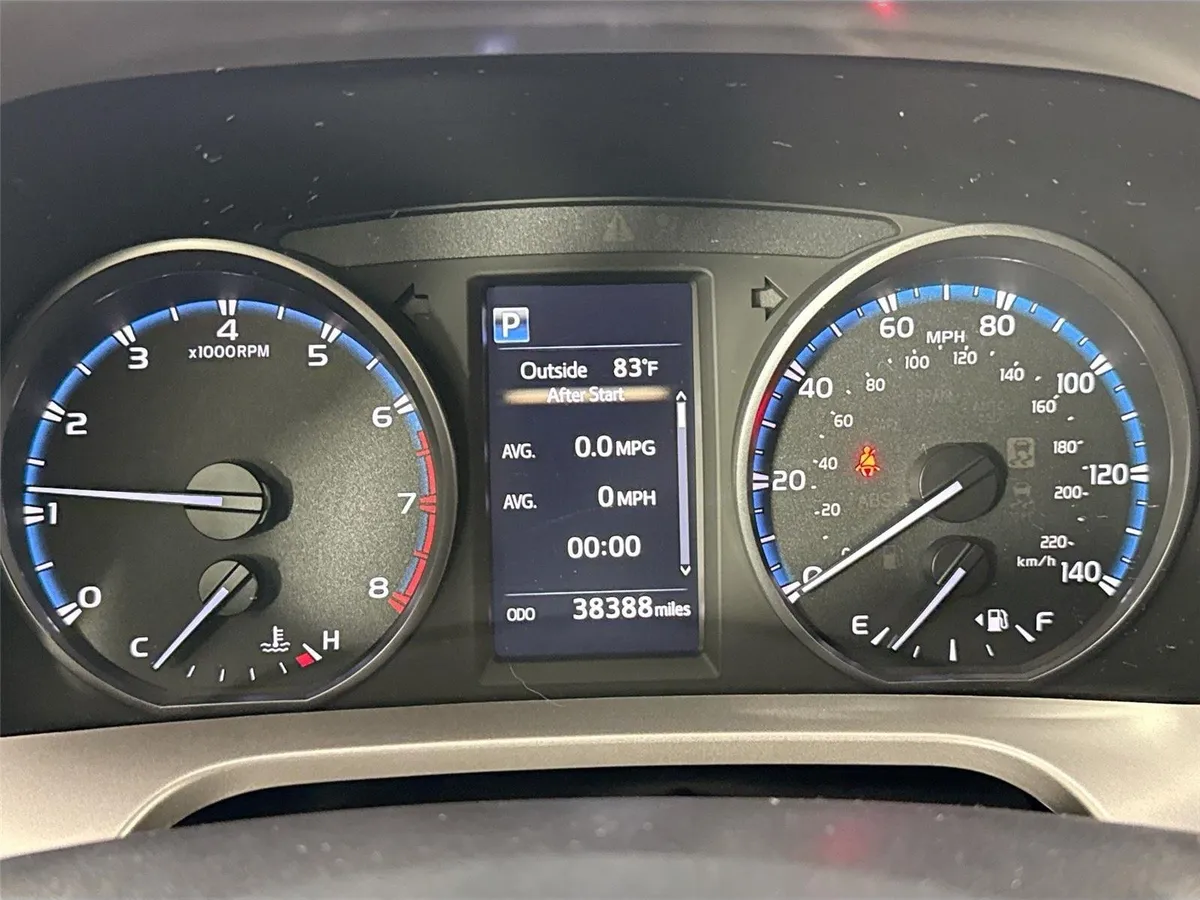 2018 Toyota RAV4 LE thumbnail 18
