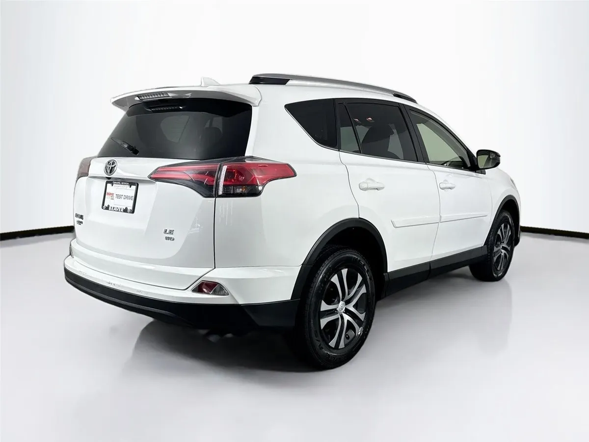 2018 Toyota RAV4 LE thumbnail 2